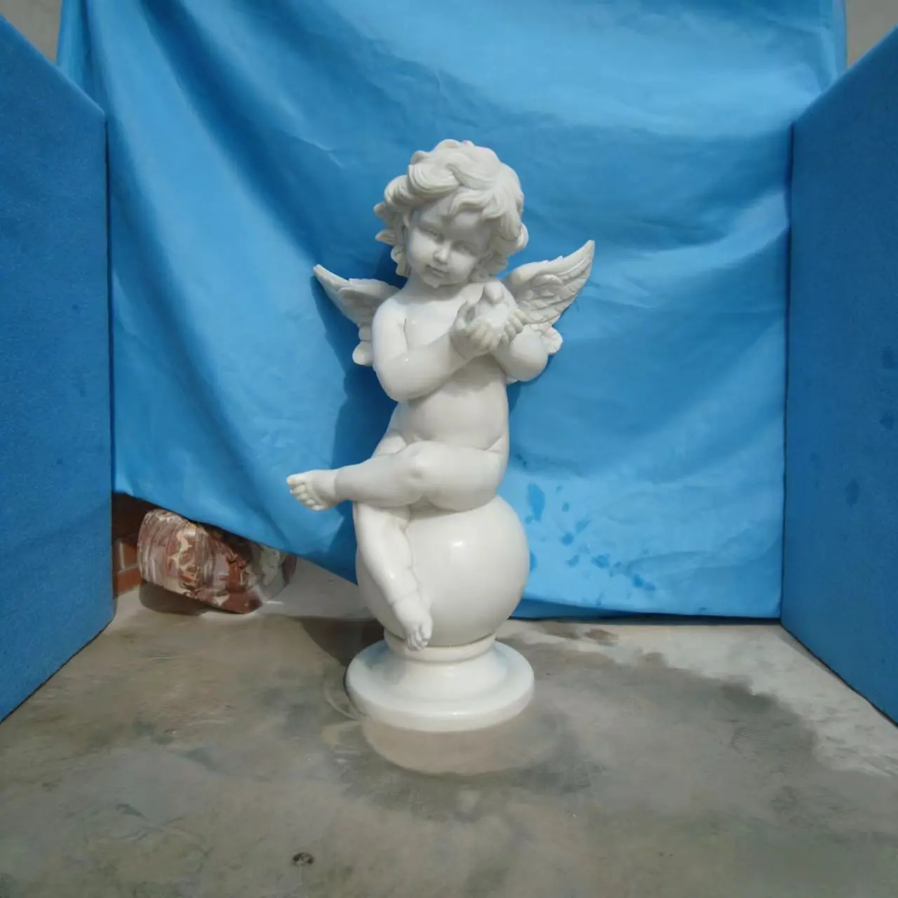 Western little angel sculptures of wind, string, instrument and singing, European-style stone carvings of white marble, placed in large indoor garden courtyards