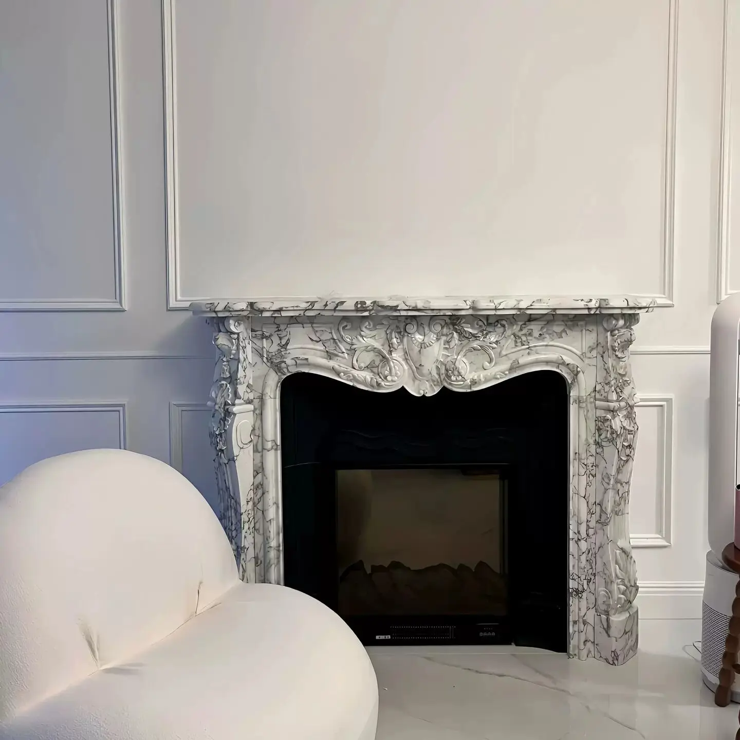 Marble fireplace, large white and black stone, French-style living room, stone-carved fireplace ornaments, European and American-style custom-made decorative cabinets.